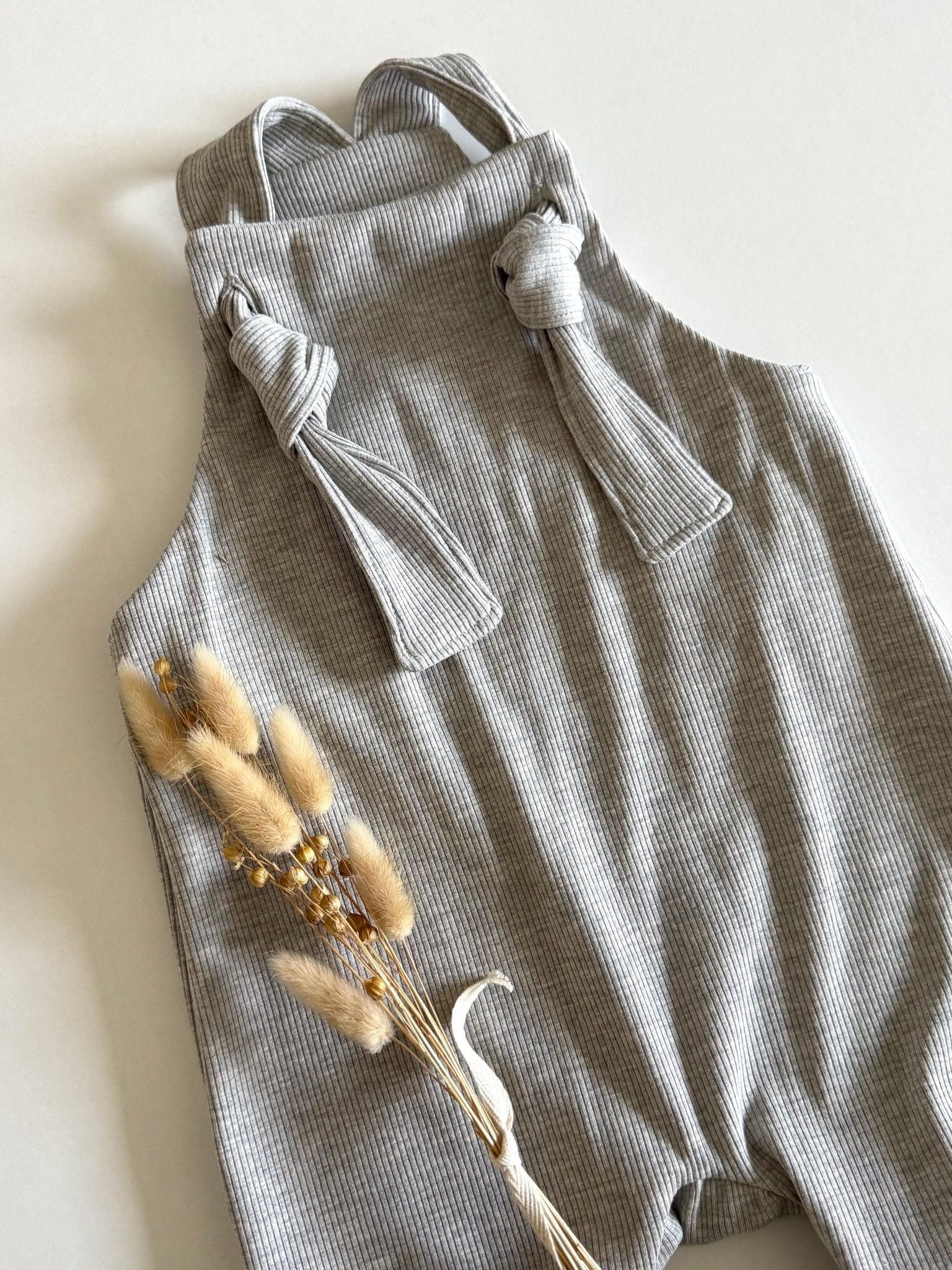 Mitwachsende Latzhose mit Knotenträgern - hejleen handmade
