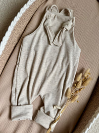 Mitwachsende Latzhose mit Knotenträgern