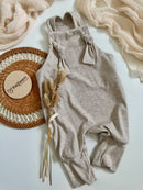 Mitwachsende Latzhose mit Knotenträgern