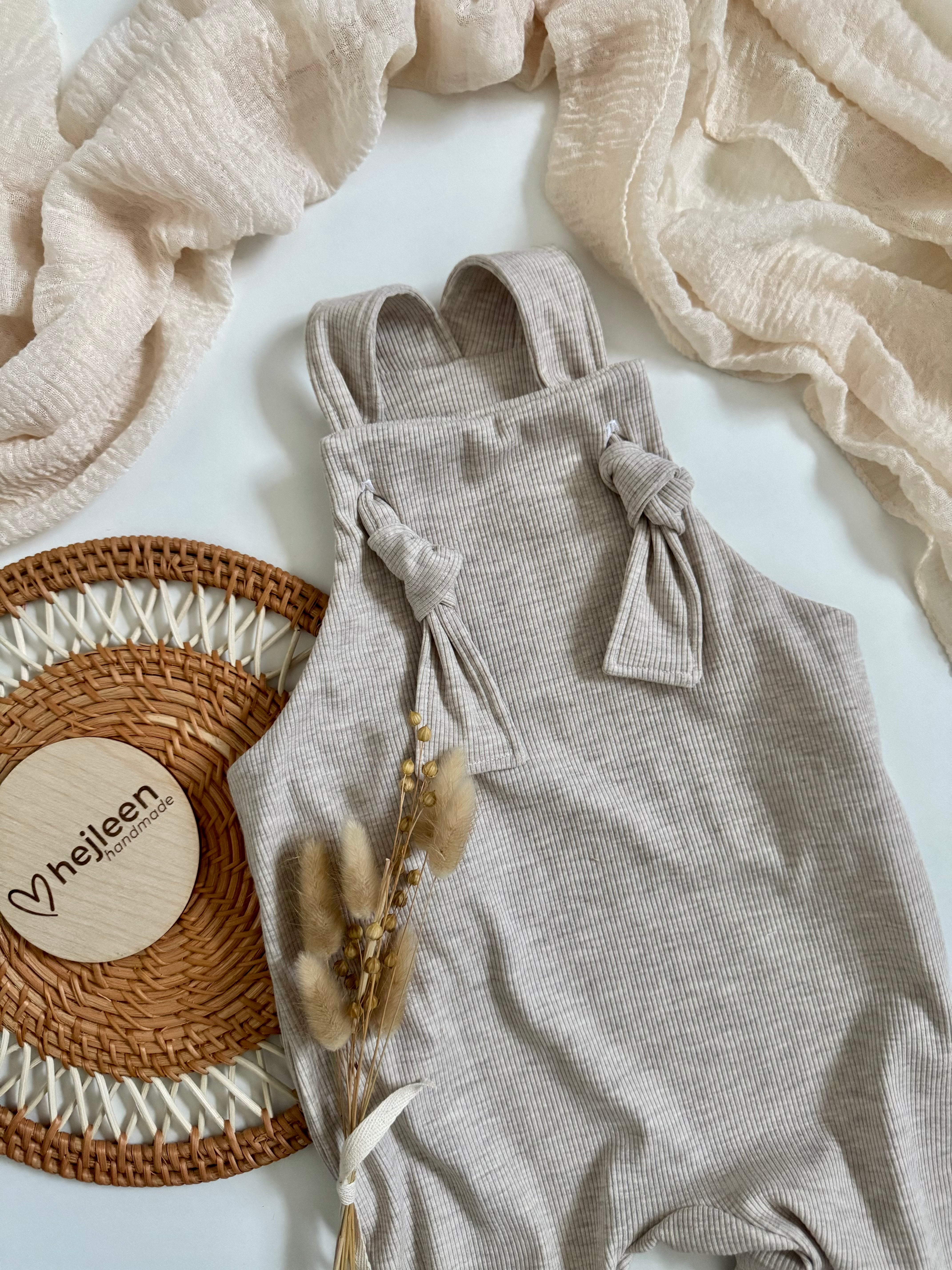 Mitwachsende Latzhose mit Knotenträgern