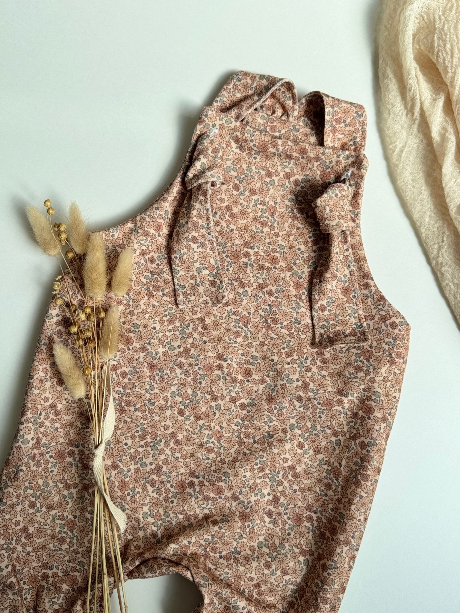 Gemusterte Latzhose mit Knotenträgern - hejleen handmade