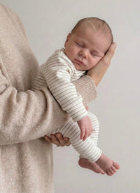 Gestreifter Sweater Leggings creme beige Baby Handmade Outfit für Jungs Mädchen hejleen kidswear schlafendes baby